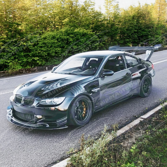 Close-up of the side marker cutout on the SuperAutoUSA carbon fiber fender