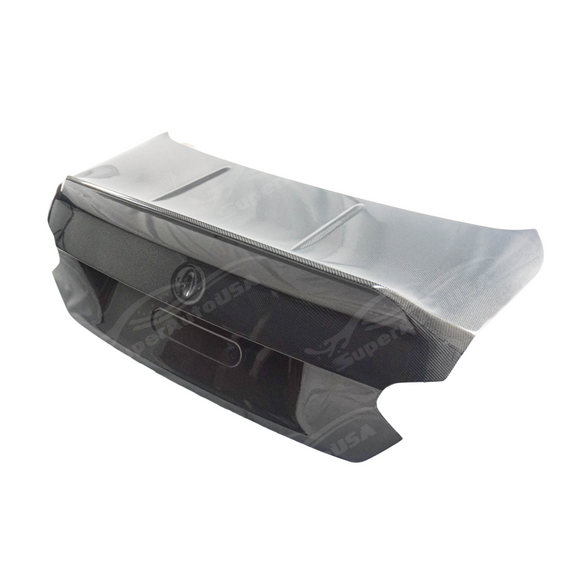 Detailed edge of the carbon fiber rear trunk cover