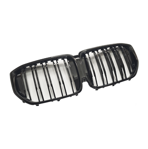 Side-angled view showing the deep 3D profile of the double slat design on the G05 LCI
