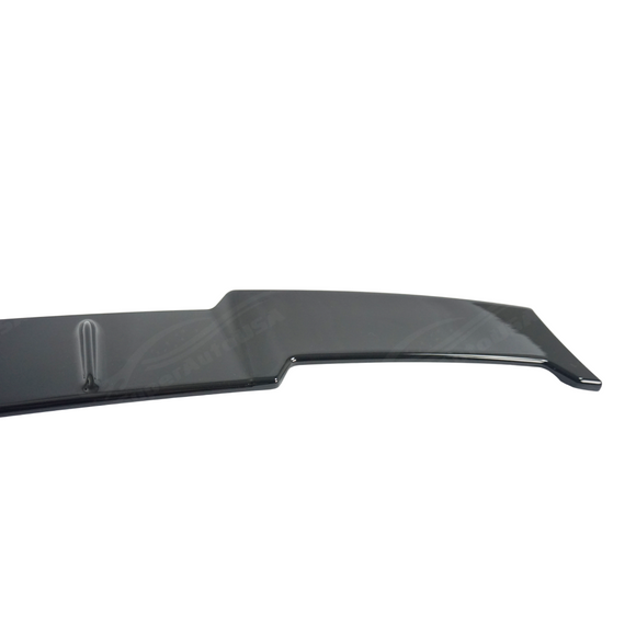 Close-up of the VTEN roof spoiler's contours on a BMW G22 4 Series Coupe.

