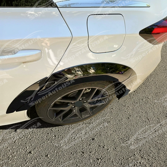 Fender flares integrated on a black Honda Civic Hatchback