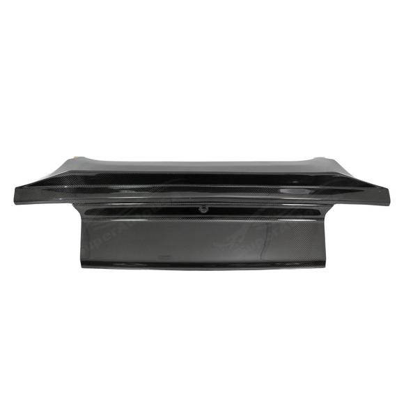 Detailed shot of the UV-resistant high-gloss clear coat on the S550 carbon trunk