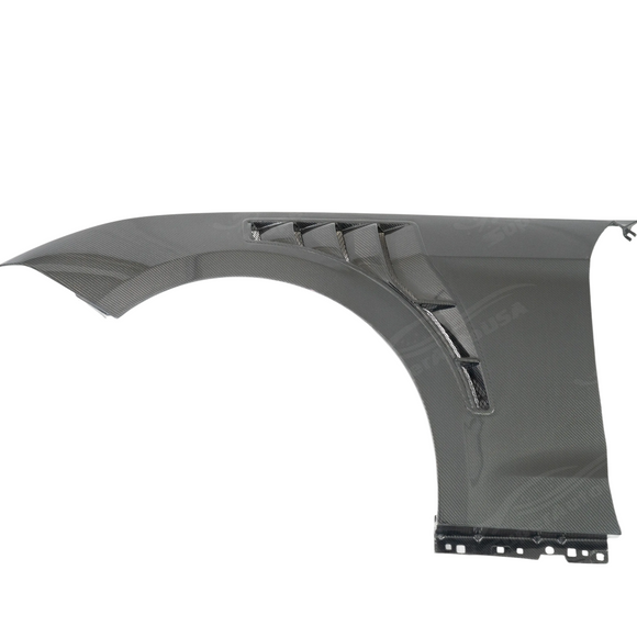 Detailed shot of the SUPERAUTOUSA UV-resistant high-gloss clear coat on the GT500 carbon fenders