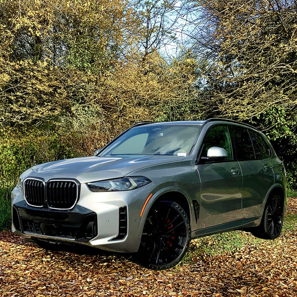 Close-up of the illuminated LED lights within the glossy black grilles insert on X5 G05