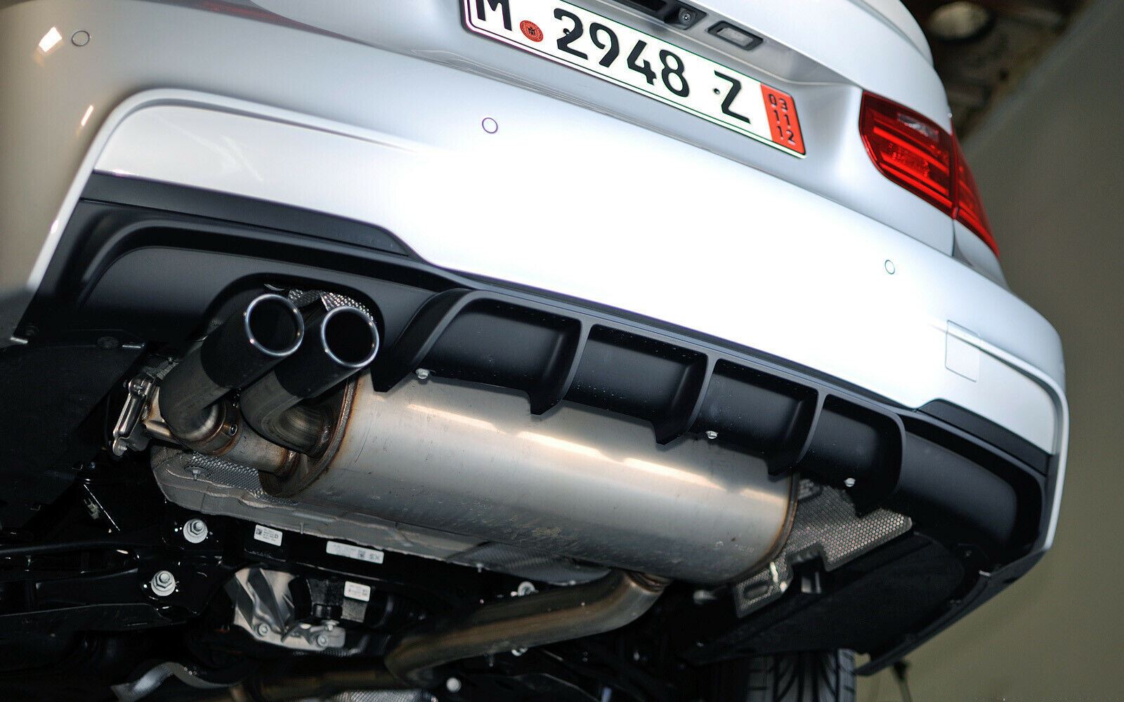 Se adapta a 2012-2018 BMW F30 F31 M STYLE parachoques trasero de escape único izquierdo (impresión de fibra de carbono)